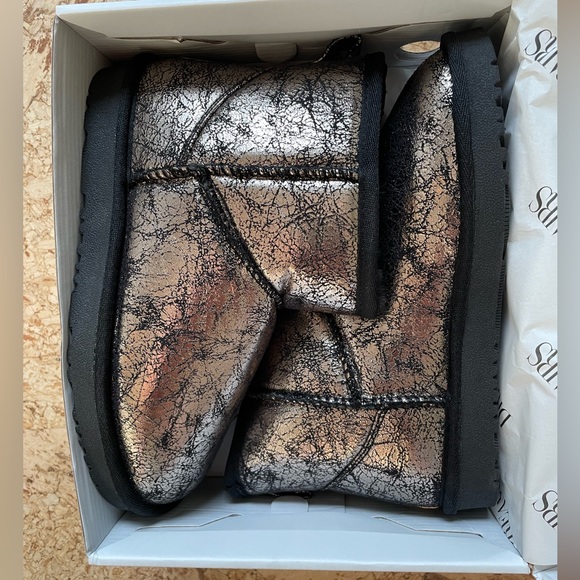 New In Box. Kids booties. Metal and Black. Dream Pairs brand. Size 3. - Picture 4 of 6
